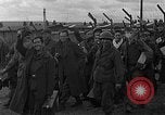 Immagine di Allied i prigionieri di guerra Wetzlar Germania, 1945, secondo 18 filmato di repertorio 65675044759
