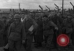 Immagine di Allied i prigionieri di guerra Wetzlar Germania, 1945, secondo 21 filmato di repertorio 65675044759