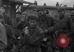 Immagine di Allied i prigionieri di guerra Wetzlar Germania, 1945, secondo 40 filmato di repertorio 65675044759