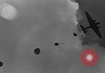 Image parachutistes français l'Indochine, 1950, de la seconde 36 séquences d'archives historiques vidéo 65675044770