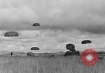 Image parachutistes français l'Indochine, 1950, de la seconde 42 séquences d'archives historiques vidéo 65675044770