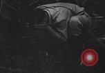 Standbild britischer Soldat Nadzab New Guinea, 1943, aus Sekunde 5 historischem Filmmaterial Videoclip 65675044789