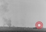 Standbild Explosionen Nordafrika, 1943, aus Sekunde 14 historischem Filmmaterial Videoclip 65675044801