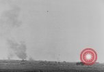 Standbild Explosionen Nordafrika, 1943, aus Sekunde 15 historischem Filmmaterial Videoclip 65675044801