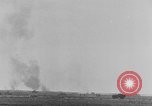 Standbild Explosionen Nordafrika, 1943, aus Sekunde 20 historischem Filmmaterial Videoclip 65675044801