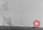 Standbild Explosionen Nordafrika, 1943, aus Sekunde 21 historischem Filmmaterial Videoclip 65675044801