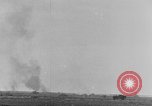 Standbild Explosionen Nordafrika, 1943, aus Sekunde 22 historischem Filmmaterial Videoclip 65675044801