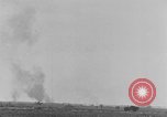 Standbild Explosionen Nordafrika, 1943, aus Sekunde 23 historischem Filmmaterial Videoclip 65675044801