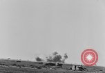 Standbild Explosionen Nordafrika, 1943, aus Sekunde 25 historischem Filmmaterial Videoclip 65675044801