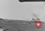 Standbild Explosionen Nordafrika, 1943, aus Sekunde 33 historischem Filmmaterial Videoclip 65675044801