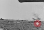 Standbild Explosionen Nordafrika, 1943, aus Sekunde 35 historischem Filmmaterial Videoclip 65675044801