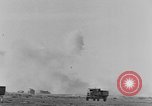 Standbild Explosionen Nordafrika, 1943, aus Sekunde 40 historischem Filmmaterial Videoclip 65675044801
