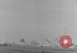 Standbild Explosionen Nordafrika, 1943, aus Sekunde 50 historischem Filmmaterial Videoclip 65675044801