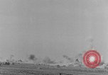 Standbild Explosionen Nordafrika, 1943, aus Sekunde 51 historischem Filmmaterial Videoclip 65675044801