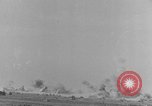 Standbild Explosionen Nordafrika, 1943, aus Sekunde 53 historischem Filmmaterial Videoclip 65675044801