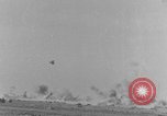 Standbild Explosionen Nordafrika, 1943, aus Sekunde 54 historischem Filmmaterial Videoclip 65675044801