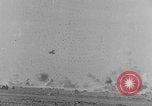 Standbild Explosionen Nordafrika, 1943, aus Sekunde 55 historischem Filmmaterial Videoclip 65675044801