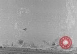Standbild Explosionen Nordafrika, 1943, aus Sekunde 56 historischem Filmmaterial Videoclip 65675044801