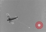 Image parachutiste saute d'un avion San Diego California USA, 1926, de la seconde 1 séquences d'archives historiques vidéo 65675044876