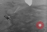 Image parachutiste saute d'un avion San Diego California USA, 1926, de la seconde 22 séquences d'archives historiques vidéo 65675044876