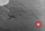 Image parachutiste saute d'un avion San Diego California USA, 1926, de la seconde 25 séquences d'archives historiques vidéo 65675044876