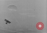 Image parachutiste saute d'un avion San Diego California USA, 1926, de la seconde 34 séquences d'archives historiques vidéo 65675044876