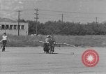 Standbild Der Mensch versucht zu fliegen ein Fahrrad United States USA, 1937, aus Sekunde 1 historischem Filmmaterial Videoclip 65675044877