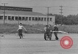 Standbild Der Mensch versucht zu fliegen ein Fahrrad United States USA, 1937, aus Sekunde 4 historischem Filmmaterial Videoclip 65675044877