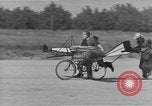 Standbild Der Mensch versucht zu fliegen ein Fahrrad United States USA, 1937, aus Sekunde 10 historischem Filmmaterial Videoclip 65675044877