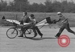 Standbild Der Mensch versucht zu fliegen ein Fahrrad United States USA, 1937, aus Sekunde 12 historischem Filmmaterial Videoclip 65675044877