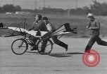 Standbild Der Mensch versucht zu fliegen ein Fahrrad United States USA, 1937, aus Sekunde 13 historischem Filmmaterial Videoclip 65675044877