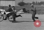 Standbild Der Mensch versucht zu fliegen ein Fahrrad United States USA, 1937, aus Sekunde 14 historischem Filmmaterial Videoclip 65675044877