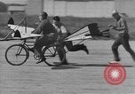 Standbild Der Mensch versucht zu fliegen ein Fahrrad United States USA, 1937, aus Sekunde 15 historischem Filmmaterial Videoclip 65675044877