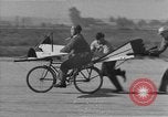 Standbild Der Mensch versucht zu fliegen ein Fahrrad United States USA, 1937, aus Sekunde 16 historischem Filmmaterial Videoclip 65675044877