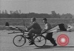 Standbild Der Mensch versucht zu fliegen ein Fahrrad United States USA, 1937, aus Sekunde 17 historischem Filmmaterial Videoclip 65675044877