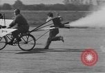 Standbild Der Mensch versucht zu fliegen ein Fahrrad United States USA, 1937, aus Sekunde 18 historischem Filmmaterial Videoclip 65675044877