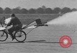 Standbild Der Mensch versucht zu fliegen ein Fahrrad United States USA, 1937, aus Sekunde 19 historischem Filmmaterial Videoclip 65675044877