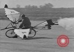 Standbild Der Mensch versucht zu fliegen ein Fahrrad United States USA, 1937, aus Sekunde 20 historischem Filmmaterial Videoclip 65675044877