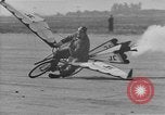 Standbild Der Mensch versucht zu fliegen ein Fahrrad United States USA, 1937, aus Sekunde 21 historischem Filmmaterial Videoclip 65675044877