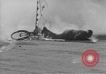 Standbild Der Mensch versucht zu fliegen ein Fahrrad United States USA, 1937, aus Sekunde 25 historischem Filmmaterial Videoclip 65675044877