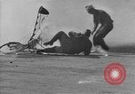 Standbild Der Mensch versucht zu fliegen ein Fahrrad United States USA, 1937, aus Sekunde 26 historischem Filmmaterial Videoclip 65675044877