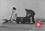 Standbild Der Mensch versucht zu fliegen ein Fahrrad United States USA, 1937, aus Sekunde 27 historischem Filmmaterial Videoclip 65675044877
