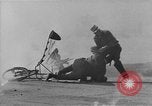 Standbild Der Mensch versucht zu fliegen ein Fahrrad United States USA, 1937, aus Sekunde 28 historischem Filmmaterial Videoclip 65675044877