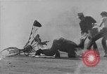 Standbild Der Mensch versucht zu fliegen ein Fahrrad United States USA, 1937, aus Sekunde 29 historischem Filmmaterial Videoclip 65675044877