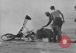 Standbild Der Mensch versucht zu fliegen ein Fahrrad United States USA, 1937, aus Sekunde 31 historischem Filmmaterial Videoclip 65675044877