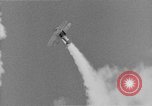 Standbild Kunstflug mit Rauch United States USA, 1930, aus Sekunde 16 historischem Filmmaterial Videoclip 65675044878