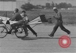 Standbild Test eine geflügelte ornithopter Fahrrad United States USA, 1937, aus Sekunde 9 historischem Filmmaterial Videoclip 65675044894