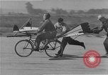 Standbild Test eine geflügelte ornithopter Fahrrad United States USA, 1937, aus Sekunde 11 historischem Filmmaterial Videoclip 65675044894