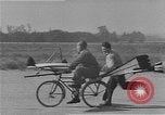 Standbild Test eine geflügelte ornithopter Fahrrad United States USA, 1937, aus Sekunde 12 historischem Filmmaterial Videoclip 65675044894