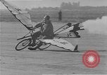 Standbild Test eine geflügelte ornithopter Fahrrad United States USA, 1937, aus Sekunde 16 historischem Filmmaterial Videoclip 65675044894